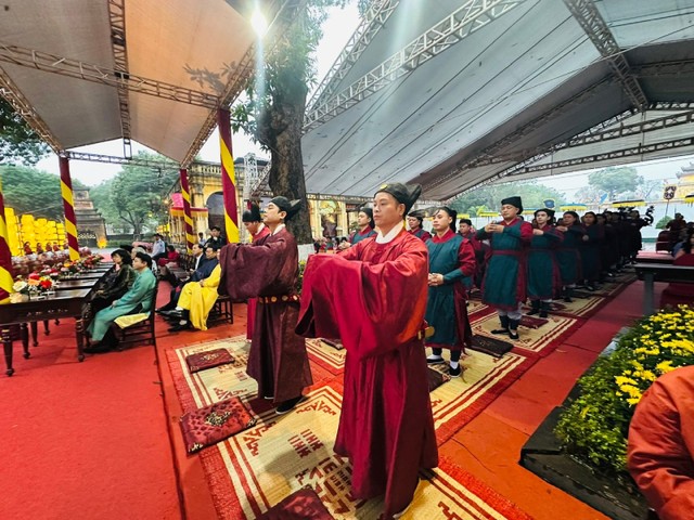 Tái hiện cảnh các quan triều đình hành lễ dâng hương khai xuân. Ảnh: Hoàng Quyên. Tái hiện cảnh các quan triều đình hành lễ dâng hương khai xuân. Ảnh: Hoàng Quyên.