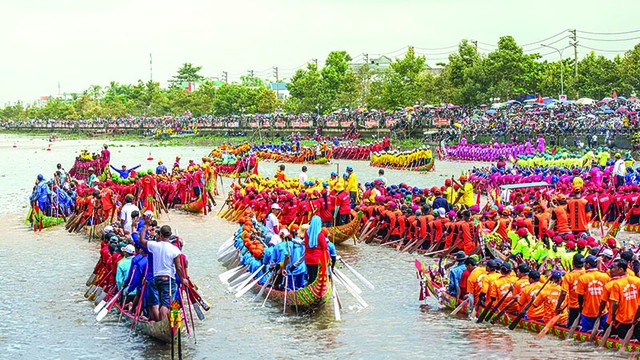 Lễ hội là nét văn hóa đặc sắc ở các vùng quê Việt Nam. Trong ảnh: Lễ hội Ok Om Bok - đua ghe ngo ở Sóc Trăng