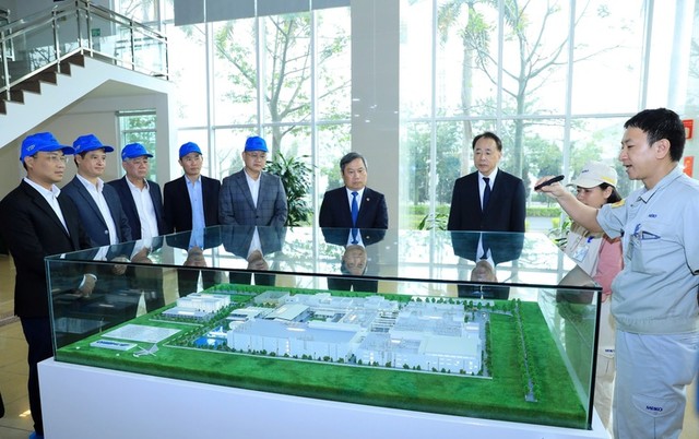 Chủ tịch UBND TP. Hà Nội Vũ Đại Thắng và Đoàn công tác tham quan mô hình Công ty TNHH Điện tử Meiko Việt Nam. Ảnh: Lê Hải Chủ tịch UBND TP. Hà Nội Vũ Đại Thắng và Đoàn công tác tham quan mô hình Công ty TNHH Điện tử Meiko Việt Nam. Ảnh: Lê Hải