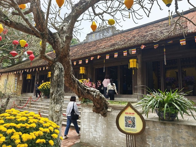 Du khách tham quan khu di sản văn hóa thế giới Côn Sơn - Kiếp Bạc có thể dùng điện thoại thông minh quét mã QR được đặt tại các điểm di tích tra cứu thông tin về lịch sử hình thành, kiến trúc, giá trị văn hóa của di sản cũng như các dịch vụ tiện ích liên quan. Ảnh: Thanh Sơn Du khách tham quan khu di sản văn hóa thế giới Côn Sơn - Kiếp Bạc có thể dùng điện thoại thông minh quét mã QR được đặt tại các điểm di tích tra cứu thông tin về lịch sử hình thành, kiến trúc, giá trị văn hóa của di sản cũng như các dịch vụ tiện ích liên quan. Ảnh: Thanh Sơn