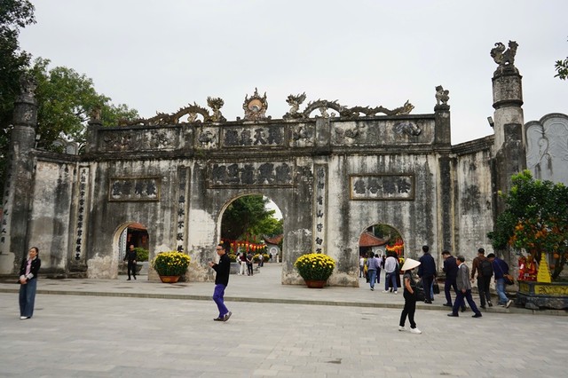 Du khách tham quan, trải nghiệm tại đền Kiếp Bạc. Ảnh: Thanh Sơn Du khách tham quan, trải nghiệm tại đền Kiếp Bạc. Ảnh: Thanh Sơn