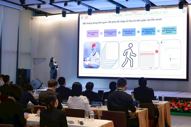 Đại diện nhóm dự án “số hóa dữ liệu theo thời gian thực” giới thiệu về quá trình triển khai và hiệu quả của dự án
