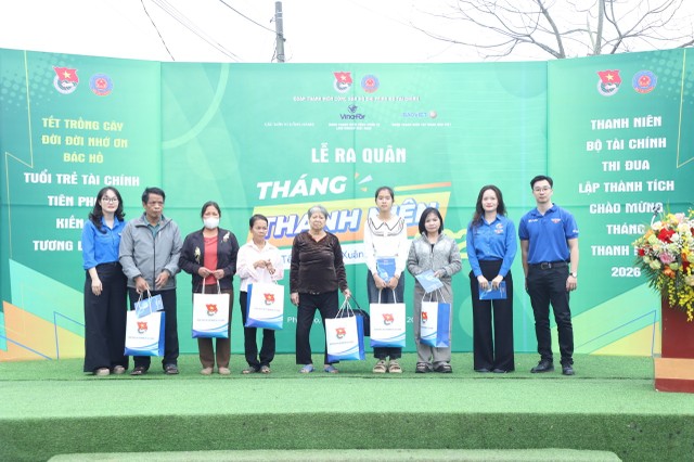 Những hộ dân có hoàn cảnh khó khăn đã được Ban tổ chức trao tặng những phần quà nghĩa tình. Những hộ dân có hoàn cảnh khó khăn đã được Ban tổ chức trao tặng những phần quà nghĩa tình.