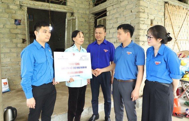 Đoàn viên, thanh niên đã có mặt tận nhà cụ Đỗ Văn Nghị để thăm hỏi và trao tặng phần quà. Đoàn viên, thanh niên đã có mặt tận nhà cụ Đỗ Văn Nghị để thăm hỏi và trao tặng phần quà.