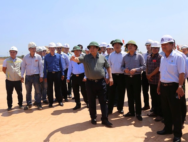 Thủ tướng Phạm Minh Chính cùng lãnh đạo các bộ, ngành trung ương kiểm tra tiến độ thi công Dự án Đường cất hạ cánh số 2 Cảng hàng không Phù Cát.