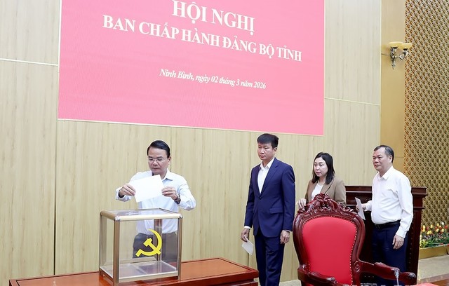 Các đại biểu bỏ phiếu bầu Bí thư Tỉnh ủy Ninh Bình, nhiệm kỳ 2025 - 2030. Ảnh: Báo Ninh Bình