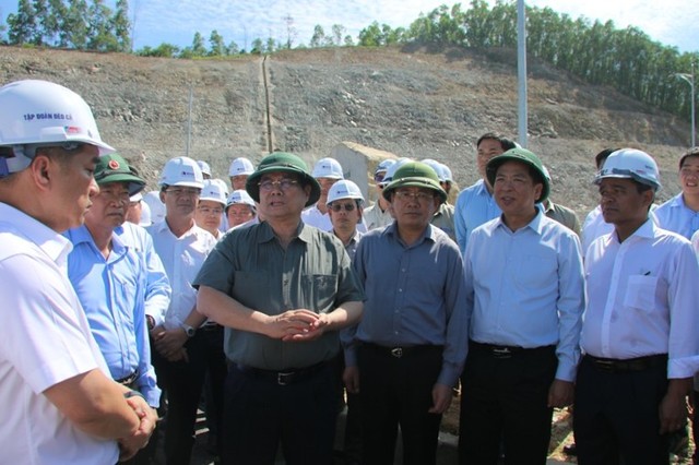 Thủ tướng Phạm Minh Chính kiểm tra cao tốc Quảng Ngãi - Hoài Nhơn và chỉ đạo các đơn vị có liên quan tại hầm số 3.
