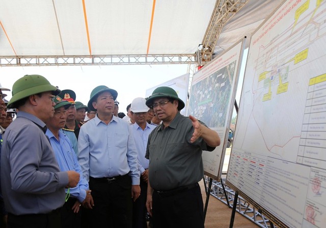 Thủ tướng Phạm Minh Chính phát biểu chỉ đạo tại buổi kiểm tra tiến độ thi công Dự án Đường cất hạ cánh số 2 Cảng hàng không Phù Cát.
