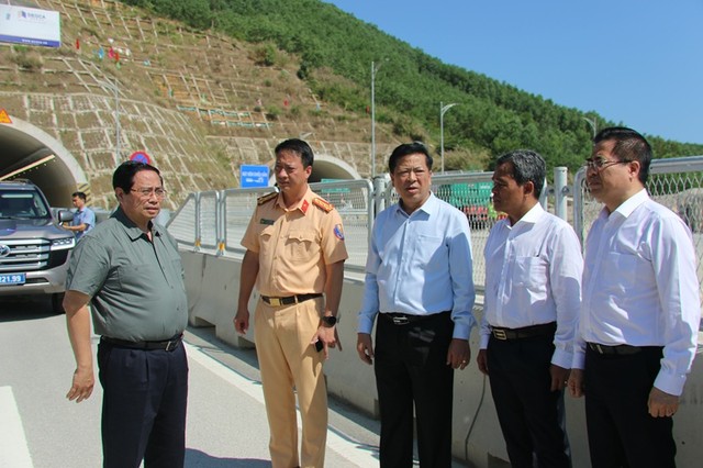 Thủ tướng Phạm Minh Chính trao đổi với lãnh đạo Bộ Xây dựng, tỉnh Quảng Ngãi, lực lượng công an phương án sẵn sàng vận hành cao tốc Hoài Nhơn - Quảng Ngãi.