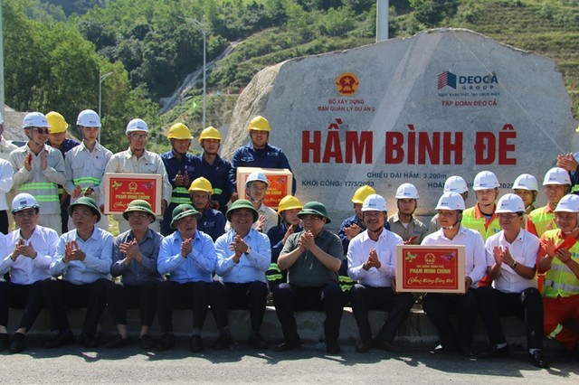 Thủ tướng Phạm Minh Chính tặng quà, động viên nhà thầu, các kỹ sư, người lao động thi công cao tốc Quảng Ngãi - Hoài Nhơn.