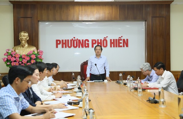 Ủy viên Trung ương Đảng, Phó Bí thư Tỉnh ủy, Chủ tịch UBND tỉnh Phạm Quang Ngọc phát biểu tại buổi làm việc với Ủy ban Bầu cử phường Phố Hiến. Ủy viên Trung ương Đảng, Phó Bí thư Tỉnh ủy, Chủ tịch UBND tỉnh Phạm Quang Ngọc phát biểu tại buổi làm việc với Ủy ban Bầu cử phường Phố Hiến.