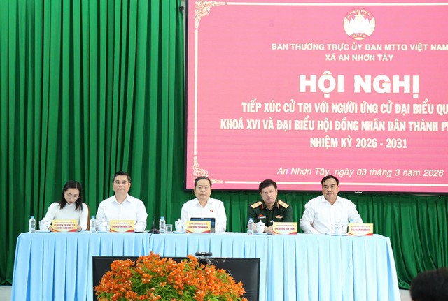 Chủ tịch Quốc hội Trần Thanh Mẫn (giữa) cùng 4 ứng cử viên đại biểu Quốc hội khóa XVI dự buổi tiếp xúc cử tri, sáng 3/3 tại UBND xã An Nhơn Tây.