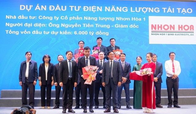 UBND tỉnh Gia Lai trao biên bản ghi nhớ hợp tác đầu tư với đại diện Công ty cổ phần Năng lượng Nhơn Hòa 1 về dự án năng lượng tái tạo (điện gió, điện mặt trời). UBND tỉnh Gia Lai trao biên bản ghi nhớ hợp tác đầu tư với đại diện Công ty cổ phần Năng lượng Nhơn Hòa 1 về dự án năng lượng tái tạo (điện gió, điện mặt trời).