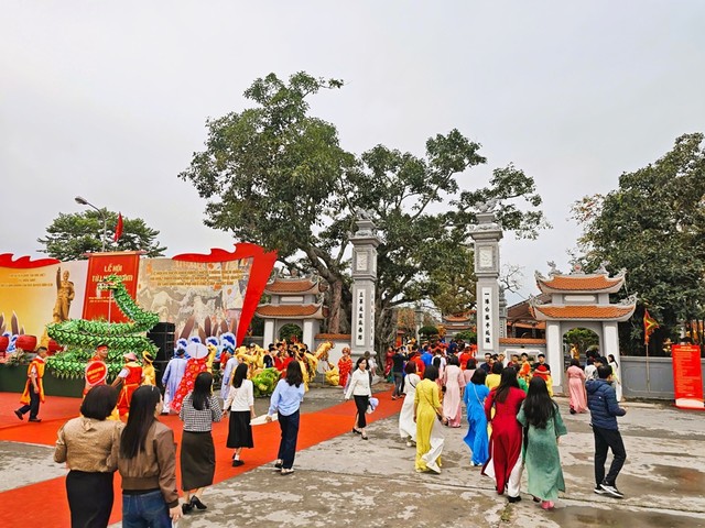 Đông đảo người dân và du khách tham dự Lễ hội Từ Lương Xâm.