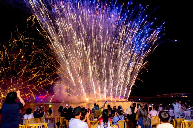 Màn pháo hoa rực rỡ của show Symphony of the Sea thắp sáng bầu trời đêm đảo Ngọc Màn pháo hoa rực rỡ của show Symphony of the Sea thắp sáng bầu trời đêm đảo Ngọc