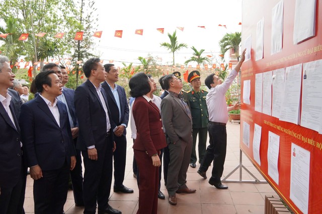 Phó Chủ tịch Quốc hội Nguyễn Thị Thanh kiểm tra khu vực bỏ phiếu tại Tổ dân phố Xích Đằng và Tổ dân phố Tân Hưng, phường Sơn Nam.