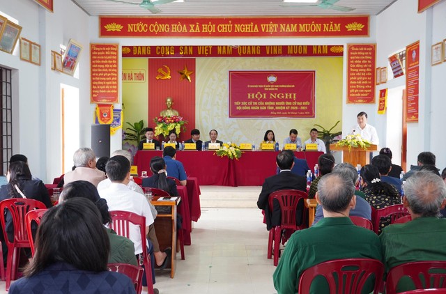 Toàn cảnh buổi tiếp xúc cử tri tại Tổ dân phố Hà Thôn, phường Đồng Hới, tỉnh Quảng Trị. Toàn cảnh buổi tiếp xúc cử tri tại Tổ dân phố Hà Thôn, phường Đồng Hới, tỉnh Quảng Trị.