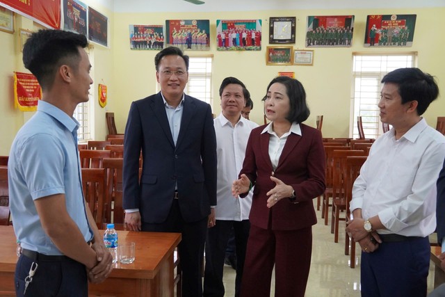 Phó Chủ tịch Quốc hội Nguyễn Thị Thanh kiểm tra cơ sở vật chất chuẩn bị cho bầu cử tại tổ dân phố Tân Hưng, phường Sơn Nam.