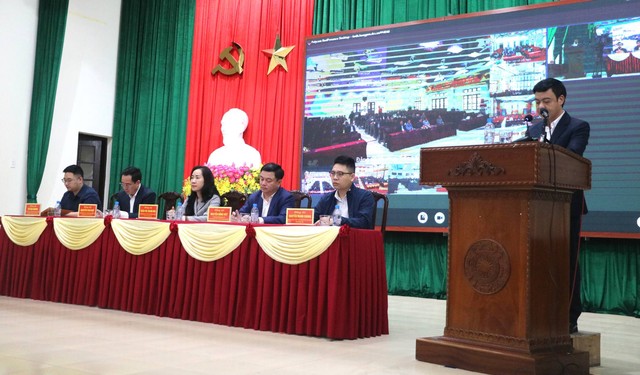 Các ứng cử viên đại biểu Quốc hội khóa XVI tại hội nghị tiếp xúc cử tri.