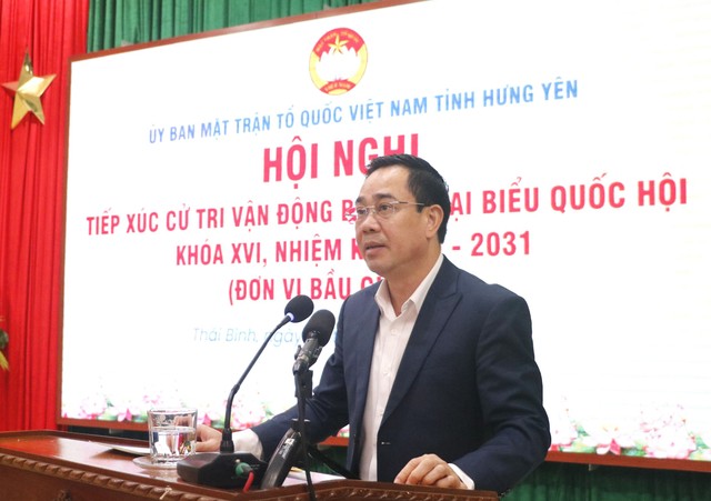Ông Nguyễn Văn Huy, Phó trưởng Đoàn chuyên trách Đoàn đại biểu Quốc hội tỉnh Hưng Yên trình bày chương trình hành động