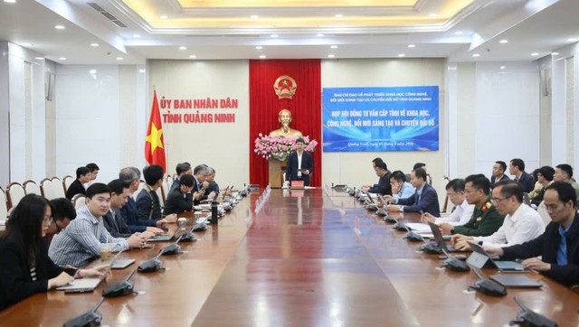 Hội đồng Tư vấn cấp tỉnh về khoa học, công nghệ, đổi mới sáng tạo và chuyển đổi số tỉnh Quảng Ninh họp nghe báo cáo những nội dung trọng tâm và cho ý kiến góp ý vào Đề án Khu kinh tế số và tri thức tự do Quảng Ninh. Ảnh: QMG