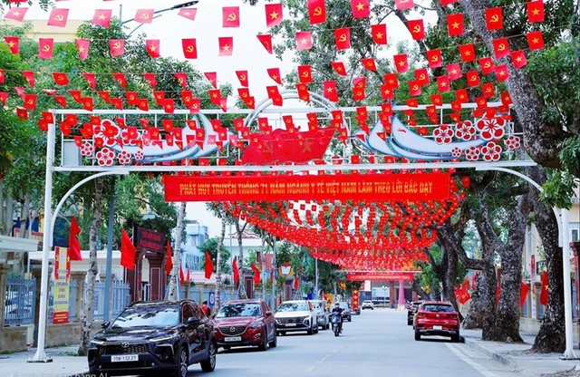 Tuyến đường trung tâm xã Vĩnh Bảo được trang hoàng hàng trăm mét cờ cùng các băng rôn, khẩu hiệu rực rỡ chào mừng ngày bầu cử đại biểu Quốc hội khoá XVI và HĐND các cấp nhiệm kỳ 2026 - 2031.