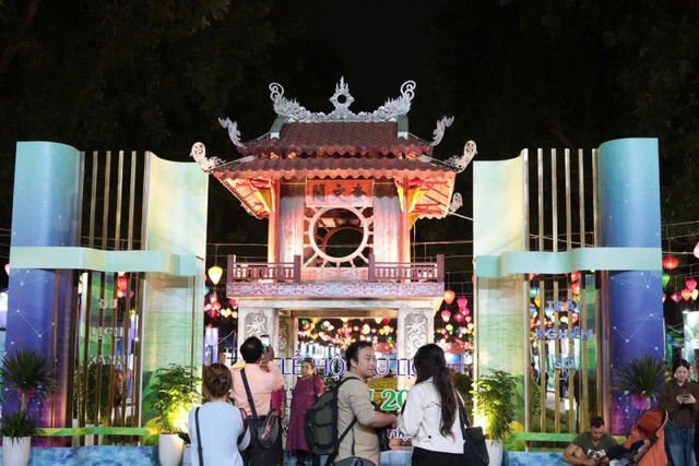 Du khách nước ngoài trải nghiệm tại Lễ hội Du lịch Hà Nội 2026. Ảnh: Hà Thu Du khách nước ngoài trải nghiệm tại Lễ hội Du lịch Hà Nội 2026. Ảnh: Hà Thu