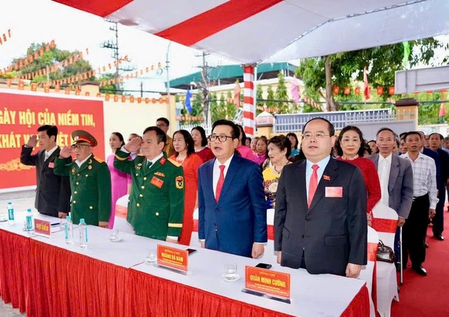 Ông Quản Minh Cường, Bí thư Tỉnh uỷ Quảng Ninh dự lễ khai mạc Khu vực bỏ phiếu số 16, khu Hồng Hà 3, Phường Hạ Long, tỉnh Quảng Ninh. Ông Quản Minh Cường, Bí thư Tỉnh uỷ Quảng Ninh dự lễ khai mạc Khu vực bỏ phiếu số 16, khu Hồng Hà 3, Phường Hạ Long, tỉnh Quảng Ninh.