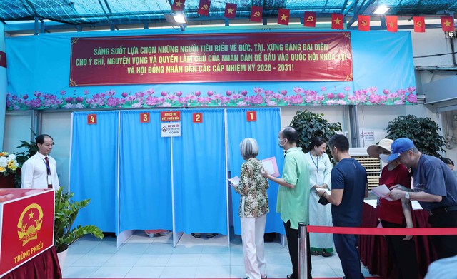 Các cử tri tại phường Tân Định chờ bỏ phiếu trong không khí trang nghiêm.