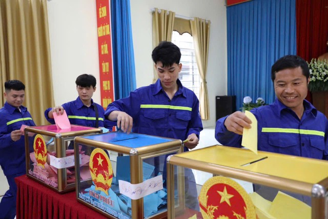 Hình ảnh những người thợ mỏ trong màu áo công nhân có mặt tại điểm bỏ phiếu từ sớm đã góp phần tạo nên nét rất riêng của ngày hội bầu cử ở vùng than. Hình ảnh những người thợ mỏ trong màu áo công nhân có mặt tại điểm bỏ phiếu từ sớm đã góp phần tạo nên nét rất riêng của ngày hội bầu cử ở vùng than.