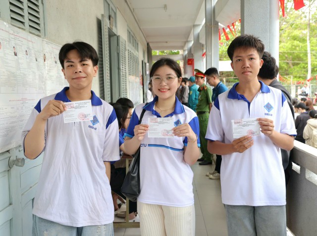 Sinh viên Đại học Cần Thơ đi bầu cử tại Khu vực bỏ phiếu số 40 phường Ninh Kiều (Đại học Cần Thơ). Sinh viên Đại học Cần Thơ đi bầu cử tại Khu vực bỏ phiếu số 40 phường Ninh Kiều (Đại học Cần Thơ).