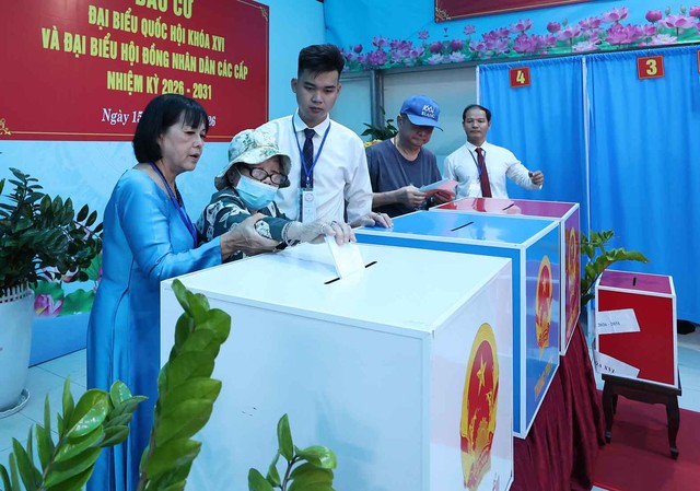 Cử tri Qua Ngọc Yến, 87 tuổi bỏ phiếu bầu cử.