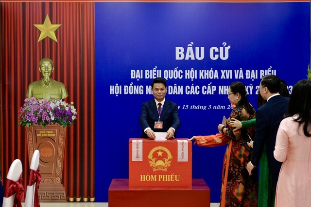 Ông Lê Ngọc Châu, Chủ tịch UBND TP. Hải Phòng đã dự Lễ khai mạc Bầu cử và bỏ phiếu tại khu vực bỏ phiếu số 8 (Trung tâm Chính trị phường Hải An). Ông Lê Ngọc Châu, Chủ tịch UBND TP. Hải Phòng đã dự Lễ khai mạc Bầu cử và bỏ phiếu tại khu vực bỏ phiếu số 8 (Trung tâm Chính trị phường Hải An).