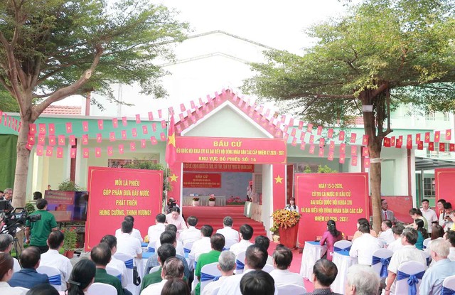 Từ sáng sớm đã có hàng trăm cử tri đến dự lễ khai mạc và bỏ phiếu bầu đại biểu Quốc hội khóa XVI và đại biểu HĐND các cấp nhiệm kỳ 2026 - 2031. Ảnh: Trọng Tín. Từ sáng sớm đã có hàng trăm cử tri đến dự lễ khai mạc và bỏ phiếu bầu đại biểu Quốc hội khóa XVI và đại biểu HĐND các cấp nhiệm kỳ 2026 - 2031. Ảnh: Trọng Tín.