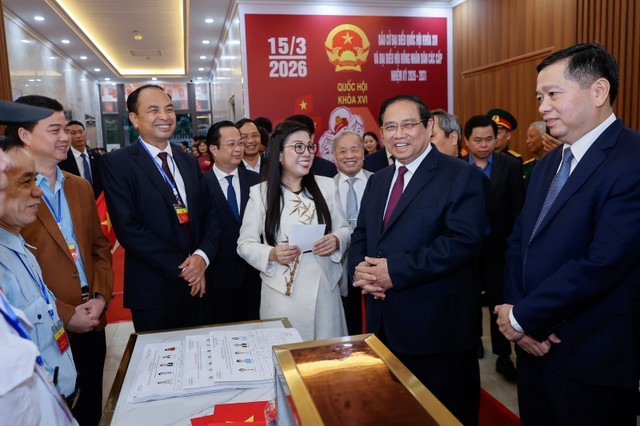 Thủ tướng Chính phủ Phạm Minh Chính và Phu nhân trò chuyện với cử tri khu vực bỏ phiếu số 21 - Ảnh: VGP.