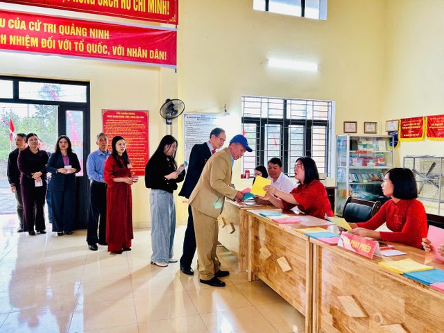 Tại điểm bỏ phiếu số 6, khu 3 đặc khu Cô Tô. Tại điểm bỏ phiếu số 6, khu 3 đặc khu Cô Tô.