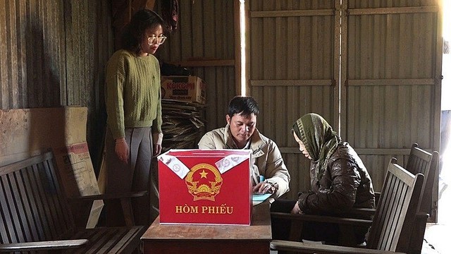 Những cử tri có điều kiện đi lại khó khăn, lãnh đạo các xã vùng núi Quảng Ngãi mang thùng phiếu đến từ nhà để mọi người đều được bỏ phiếu. Những cử tri có điều kiện đi lại khó khăn, lãnh đạo các xã vùng núi Quảng Ngãi mang thùng phiếu đến từ nhà để mọi người đều được bỏ phiếu.