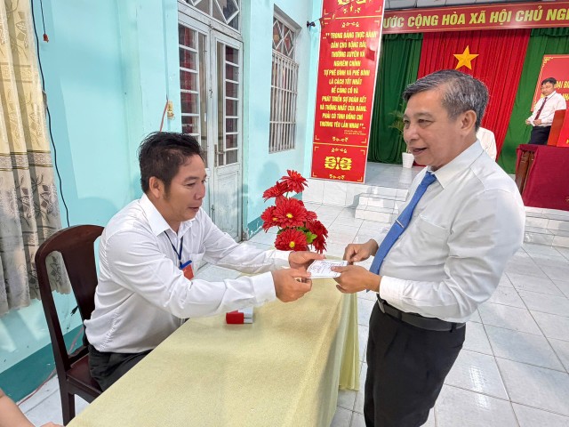 Ông Đồng Văn Thanh - Ủy viên Ban Chấp hành Trung ương Đảng, Phó Bí thư Thường trực Thành ủy, Chủ tịch HĐND Thành phố, Chủ tịch Ủy ban bầu cử TP. Cần Thơ bỏ phiếu tại Khu vực bỏ phiếu số 14, Đơn vị bầu cử số 5, xã Tân Hòa. Ông Đồng Văn Thanh - Ủy viên Ban Chấp hành Trung ương Đảng, Phó Bí thư Thường trực Thành ủy, Chủ tịch HĐND Thành phố, Chủ tịch Ủy ban bầu cử TP. Cần Thơ bỏ phiếu tại Khu vực bỏ phiếu số 14, Đơn vị bầu cử số 5, xã Tân Hòa.