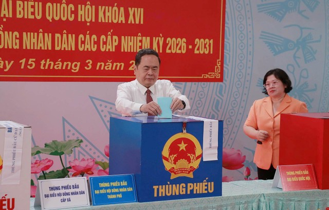 Chủ tịch Quốc hội Trần Thanh Mẫn bỏ phiếu, thực hiện quyền bầu cử. Ảnh: Trọng Tín Chủ tịch Quốc hội Trần Thanh Mẫn bỏ phiếu, thực hiện quyền bầu cử. Ảnh: Trọng Tín