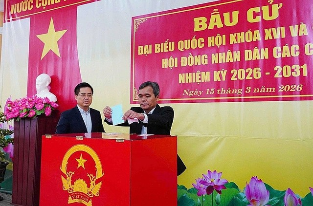 Bí thư Tỉnh ủy Quảng Ngãi Hồ Văn Niên và Chủ tịch UBND tỉnh Nguyễn Hoàng Giang dự khai mạc và bỏ những lá phiếu đầu tiên tại khu vực bầu cử số 20, phường Cẩm Thành. Bí thư Tỉnh ủy Quảng Ngãi Hồ Văn Niên và Chủ tịch UBND tỉnh Nguyễn Hoàng Giang dự khai mạc và bỏ những lá phiếu đầu tiên tại khu vực bầu cử số 20, phường Cẩm Thành.