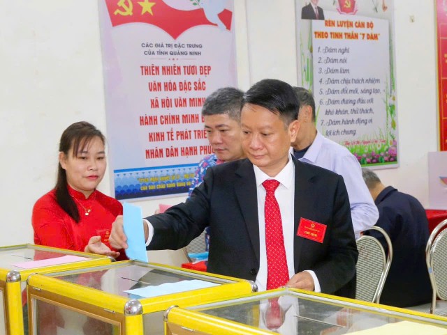 Đến 9h50, toàn phường Móng Cái 1 đã có 17.156/31.689 cử tri hoàn thành việc bỏ phiếu, đạt 54,1%. Đáng chú ý, đã có 3 khu vực bỏ phiếu đạt 100% cử tri tham gia bầu cử. Đến 9h50, toàn phường Móng Cái 1 đã có 17.156/31.689 cử tri hoàn thành việc bỏ phiếu, đạt 54,1%. Đáng chú ý, đã có 3 khu vực bỏ phiếu đạt 100% cử tri tham gia bầu cử.