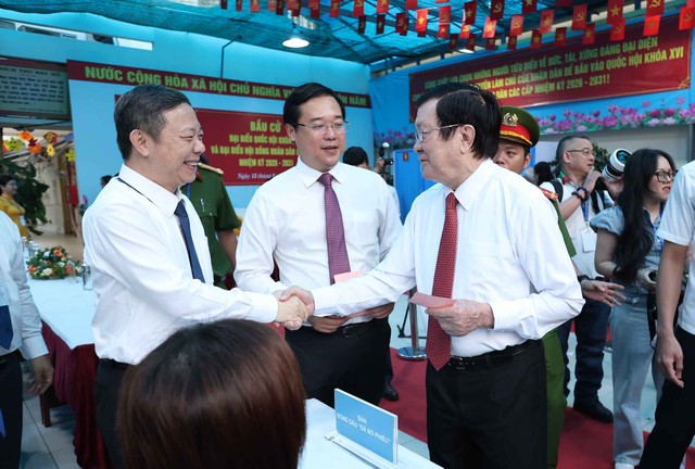 Nguyên Chủ tịch nước Trương Tấn Sang gặp gỡ các cử tri và đại biểu tại điểm bầu cử phường Tân Định