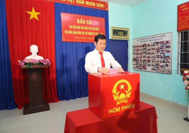 Ông Trần Văn Huyến - Phó Bí thư Thành ủy Cần Thơ bỏ phiếu tại Khu vực bỏ phiếu số 13, Đơn vị bầu cử số 5, phường Vị Thanh. Ông Trần Văn Huyến - Phó Bí thư Thành ủy Cần Thơ bỏ phiếu tại Khu vực bỏ phiếu số 13, Đơn vị bầu cử số 5, phường Vị Thanh.