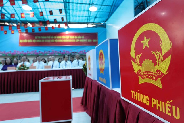 Cùng với điểm bỏ phiếu phường Tân Định (TP. HCM), trong buổi sáng nay toàn TP.HCM có gần 9,7 triệu cử tri đi bầu cử đại biểu Quốc hội và HĐND các cấp nhiệm kỳ 2026-2031