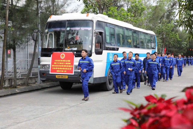 Tại khu vực bỏ phiếu số 18, đơn vị bầu cử số 7, khu phố Hà Tu 3, phường Hà Tu, có gần 1.500 cử tri của phường Hà Tu, trong đó hơn 60% là cán bộ, công nhân, lao động ngành Than. Tại khu vực bỏ phiếu số 18, đơn vị bầu cử số 7, khu phố Hà Tu 3, phường Hà Tu, có gần 1.500 cử tri của phường Hà Tu, trong đó hơn 60% là cán bộ, công nhân, lao động ngành Than.