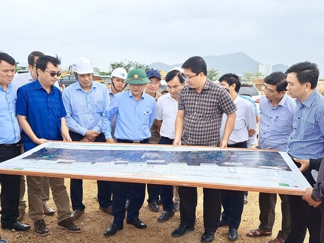 Ông Nguyễn Tự Công Hoàng, Phó chủ tịch UBND tỉnh Gia Lai kiểm tra tiến độ thi công, giải phóng mặt bằng tại Dự án Đường ven biển đoạn Quốc lộ 1D đến Quốc lộ 19 mới. Ảnh: Hoàng Thảo.