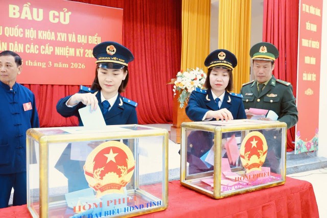 Hình ảnh bỏ phiếu bầu cử của Chi cục Hải quan khu vực VIII.