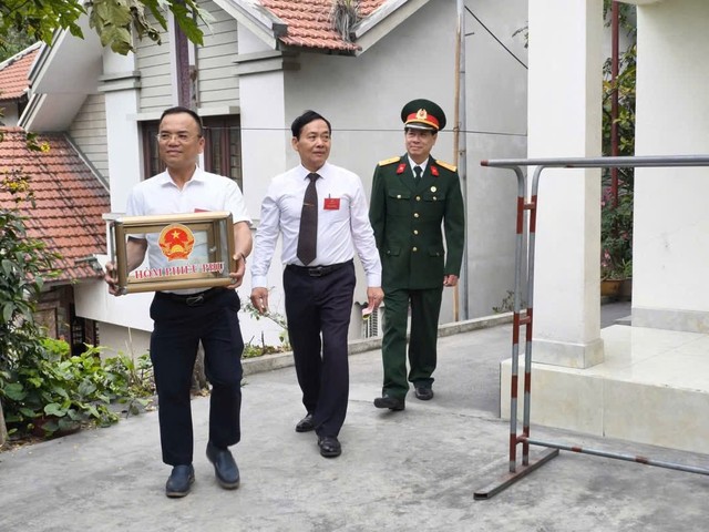 Tổ bầu cử sử dụng hòm phiếu phụ mang đến tận nơi để cử tri cao tuổi, người ốm đau hoặc gặp khó khăn trong việc đi lại. Tổ bầu cử sử dụng hòm phiếu phụ mang đến tận nơi để cử tri cao tuổi, người ốm đau hoặc gặp khó khăn trong việc đi lại.