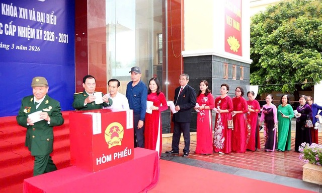 Tại các điểm bầu cử, không khí diễn ra trang trọng, dân chủ và đúng quy định. Tại các điểm bầu cử, không khí diễn ra trang trọng, dân chủ và đúng quy định.