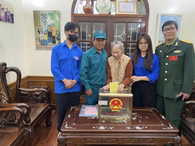 Việc tổ chức bỏ phiếu được chuẩn bị chu đáo, bảo đảm đúng quy định, giúp những cử tri gặp khó khăn trong việc đi lại vẫn có thể thực hiện quyền và nghĩa vụ của mình. Việc tổ chức bỏ phiếu được chuẩn bị chu đáo, bảo đảm đúng quy định, giúp những cử tri gặp khó khăn trong việc đi lại vẫn có thể thực hiện quyền và nghĩa vụ của mình.